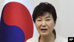 លោកស្រី​ប្រធានាធិបតី​កូរ៉េ​ខាង​ត្បូង Park Geun-hye ថ្លែង​ក្នុង​ពិធី​ជប់លៀង​អាហារ​ថ្ងៃ​ត្រង់​ជាមួយ​សមាជិក​នៃ​ក្រុម​សប្បុរសធម៌​នៅ​ក្នុង​ក្រុង​សេអ៊ូល ប្រទេស​កូរ៉េ​ខាង​ត្បូង កាលពី​ថ្ងៃទី២០ ខែសីហា ឆ្នាំ២០១៥។