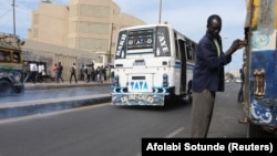 Un bus roule dans la rue à Dakar, au Sénégal, le 19 décembre 2016.