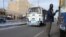 Un bus roule dans la rue à Dakar, au Sénégal, le 19 décembre 2016.