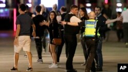 London Bridge ပေါ်တွင် ဗန်ကားနှင့် တိုက်ခိုက်မှုဖြစ်အပြီး ရဲတပ်ဖွဲ့က လုံခြုံရေး တာဝန်ယူနေစဉ်။ 
