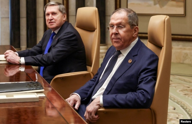 Rusya Dışişleri Bakanı Sergey Lavrov (sağda) ve Rusya Cumhurbaşkanı Vladimir Putin'in dış politika danışmanı Yuri Uşakov (solda).
