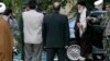 چند سال پیش این عکس رسانه‌های ایران درباره خامنه‌ای خبر ساز شد. او که مدعی ساده زیستی است، با یک خودروی بی ام و در نشستی حاضر شده بود. 