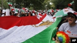 Iranian ex-pats who support the country's opposition Mujahedin-e Khalq protest President Ahmadinejad's U.N. visit, New York, Sept. 22, 2011.