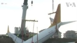 ترکی میں جہاز رن وے سے پھسل کر سمندر کے کنارے دھنس گیا