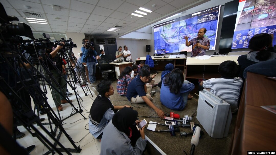 Sutopo Purwo Nugroho memberikan konferensi pers di kantor BNPB Jakarta, pasca gempa pertama di Lombok (29/7).