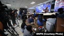 Sutopo Purwo Nugroho memberikan konferensi pers di kantor BNPB Jakarta, pasca gempa pertama di Lombok (29/7).