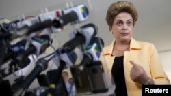 Otros dos aliados políticos han dejado sola a la presidenta Dilma Rousseff que enfrenta un juicio político.