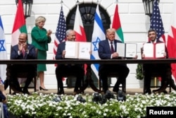 عبداللطیف الزیانی، وزیر خارجه بحرین، بنجامین نتانیاهو، نخست وزیر اسرائیل، پرزیدنت دونالد ترامپ و عبدالله بن زاید، وزیر خارجه امارات متحده عربی، در مراسم امضای قرارداد ابراهام در کاخ سفید. ۱۵ سپتامبر ۲۰۲۰