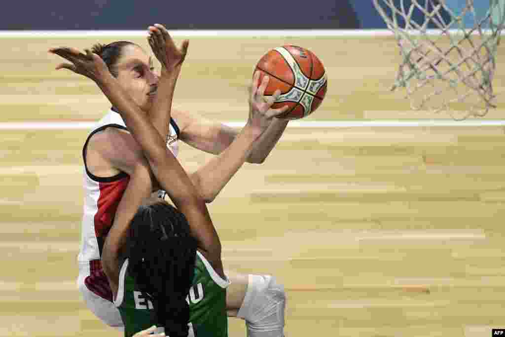 U.S. player Diana Taurasi (TOP) vies for the ball with Nigeria&#39;s forward Adaora Elonu during the FIBA 2018 Women&#39;s Basketball World Cup quarter final match in San Cristobal de la Laguna on the Canary island of Tenerife.