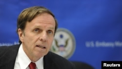 The United States' Assistant Secretary of State for Democracy, Human Rights and Labor Michael Posner speaks to the media during a news briefing (Feb 2012 file photo)
