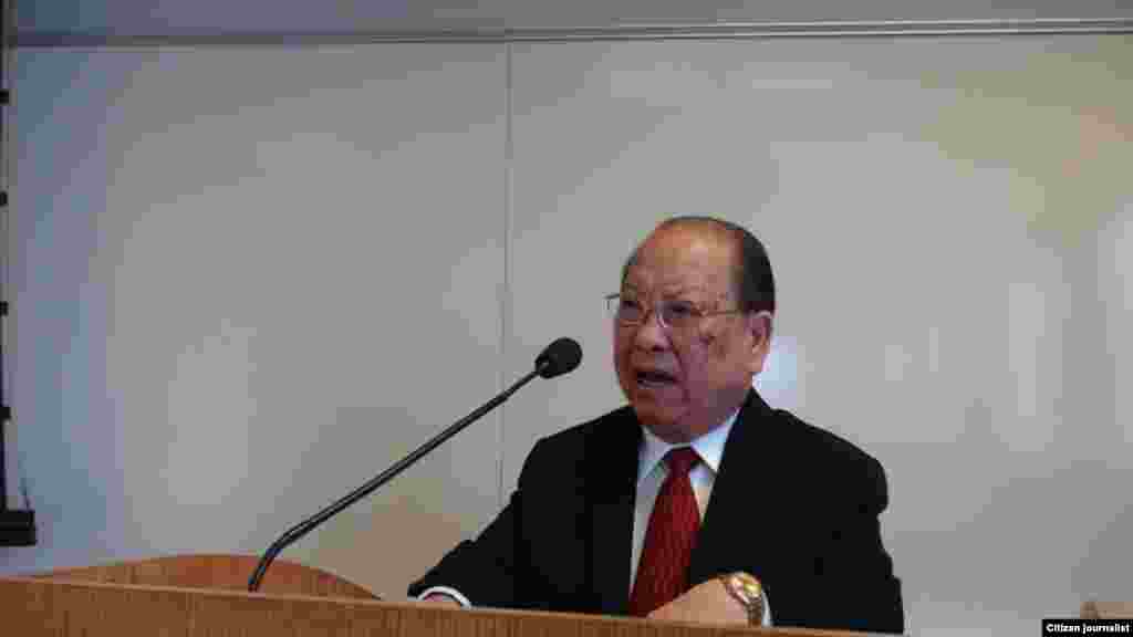 ດຣ. ຢັງ ດາວ ກ່າວຄໍາປາໄສ ໃນມື້ເປີດກອງປະຊຸມນາໆຊາດ ລາວສຶກສາ ຄັ້ງທີ 4 ໃນວັນທີ 19 ເມສາ 2013 (ພາບໂດຍທ່ານ ບຸນມີ ພິມມະເສນ)