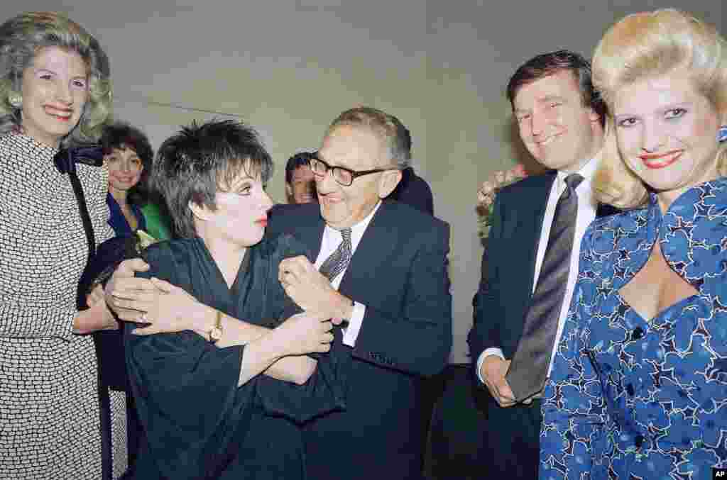 1987年6月11日，川普和夫人伊万娜（右），亨利·基辛格（Henry Kissinger）和夫人南希（左），演员Liza Minelli 在纽约卡内基音乐厅后台