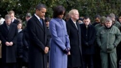 باراک اوباما و میشل اوباما در مراسم ادای احترام به قربانیان تیراندازی ایالت آریزونا - ۱۰ ژانویه ۲۰۱۰