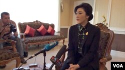 Thailand's caretaker Prime Minister Yingluck Shinawatra speaks to members of the foreign media in Bangkok, Dec. 11, 2013. (Steve Herman/VOA)
