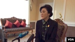 Phát biểu với truyền thông nước ngoài trước khi lên máy bay đi thăm Chiangmai, Thủ tướng tạm quyền Yingluck Shinawatra bày tỏ tin tưởng rằng quân đội sẽ không lật đổ bà. (Steve Herman/VOA)