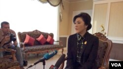 Thailand's caretaker Prime Minister Yingluck Shinawatra speaks to members of the foreign media in Bangkok, Dec. 11, 2013. (Steve Herman/VOA)