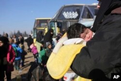 Sirijsci evakuisani iz sirijskog grada Alepa tokom prekida vatre stižu u izbeglički kamp u Rashidinu, pored Idliba u Siriji 20. decembra 2016.