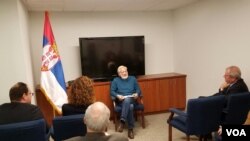 Autor Mladen Obradović predstavlja knjigu u ambasadi Srbije u Vašingtonu.