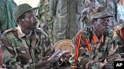 Kiongozi wa LRA, Joseph Kony, (L)