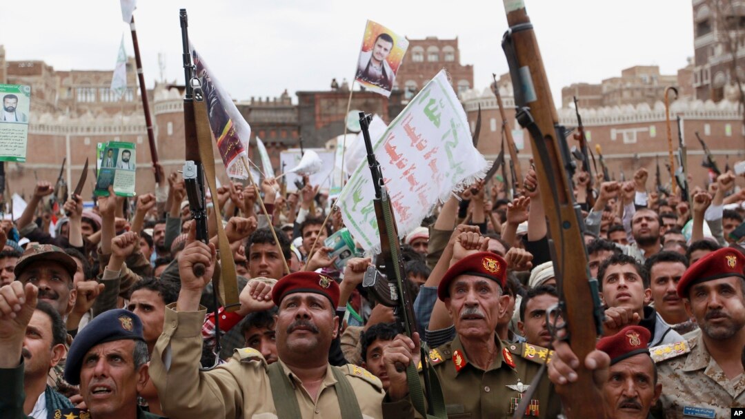 Pemberontak Syiah Houthi berdemonstrasi melawan serangan udara yang dipimpin Arab Saudi, di Sana'a, Yaman (26/3). (AP/Hani Mohammed)