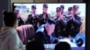 တီဗွီမှ ထုတ်လွှင့်နေသည့် မြောက်ကိုရီးယားခေါင်းဆောင် Kim Jong Un သတင်းကို ကြည့်ရှုနေသည့် တောင်ကိုရီးယားပြည်သူအချို့။ (မတ် ၂၁၊ ၂၀၂၀)