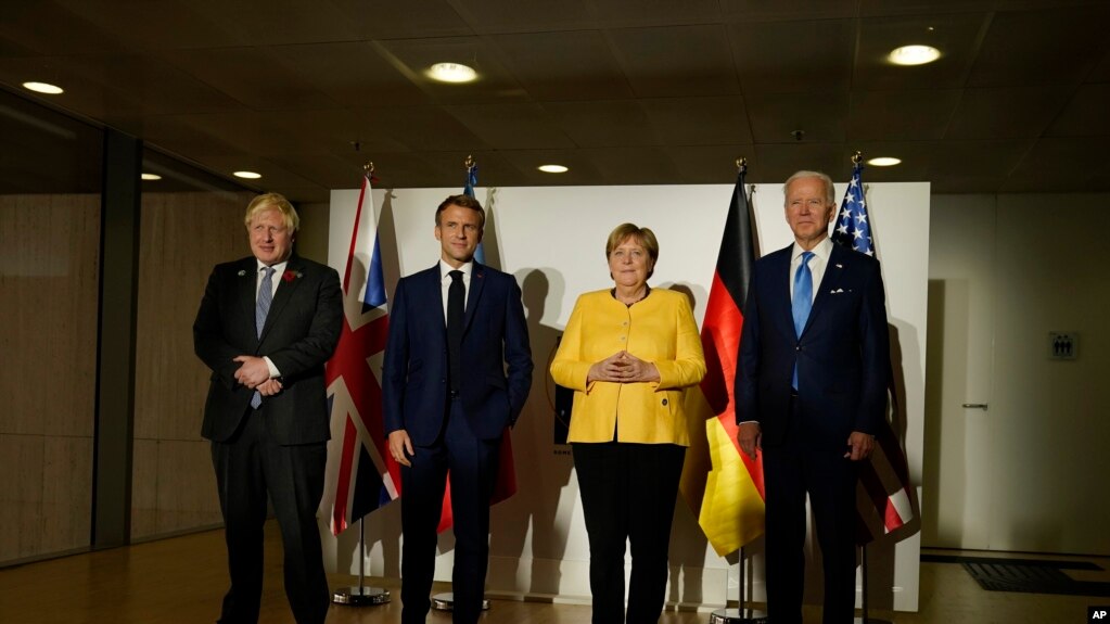پرزیدنت بایدن در کنار آنگلا مرکل، صدر اعظم آلمان؛ امانوئل مکرون، رئیس‌جمهوری فرانسه؛ و بوریس جانسون، نخست‌وزیر بریتانیا؛ در حاشیه نشست سران «گروه بیست» در رم، ایتالیا؛ ٨ آبان ۱۴۰۰