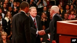 지난 2008년 9월 미국 미시시피대학에서 열린 대선후보 토론회에서 진행을 맡은 PBS의 고 짐 레러 앵커(가운데)가 존 맥케인 공화당 후보(오른쪽), 바락 오바마 민주당 후보와 악수하고 있다.