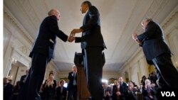 Durante una ceremonia en la Casa Blanca, Obama describió al ejecutivo de 62 años como "un hábil funcionario y un dedicado patriota".