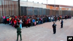 Sebanyak 1.036 migran yang melewati perbatasan AS-Meksiko tampak di fasilitas penahanan migran di kota El Paso, Texas (foto: ilustrasi). 