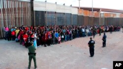 Migranti koji su prešli granicu SAD-Meksiko u El Pasu u Texasu, 29. maj 2019. godine.