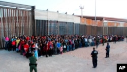 Hơn 1 ngàn di dân băng qua biên giới giữa Mexico với Mỹ nhập cảnh Hoa Kỳ bất hợp pháp. Hình chụp tại El Paso, Texas, hôm 29/5/19.