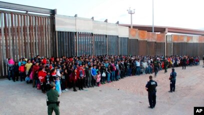 Hơn 1 ngàn di dân băng qua biên giới giữa Mexico với Mỹ nhập cảnh Hoa Kỳ bất hợp pháp. Hình chụp tại El Paso, Texas, hôm 29/5/19.