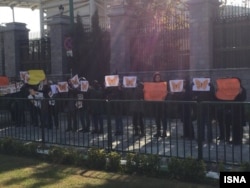 تجمع اعتراضی تعدادی از فعالان زن مقابل مجلس