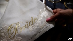 Un détail d'une serviette avec le mot «Bride» brodé en or est exposé à la Wedding Gallery, à Londres, le 28 mars 2018.