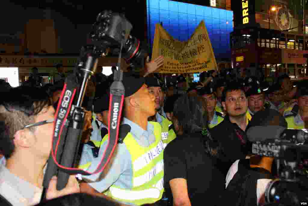 香港学联成员向中联办游行多次遭警方堵截 (美国之音海彦拍摄)