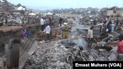 Des centaines des familles sans-abri à Irambo, Bukavu, le 20 août 2018. (VOA/Ernest Muhero)