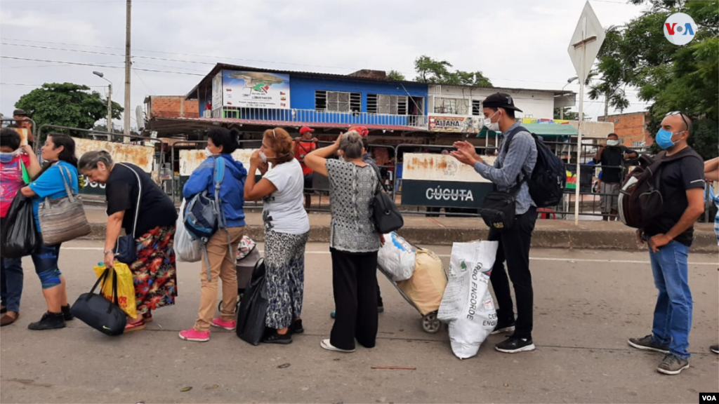 Muchos de ellos regresan a Venezuela con alimentos y otros artículos necesarios que fueron a conseguir a Colombia, ante el desabastecimiento en su país. (Foto: Hugo Echeverry)