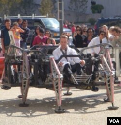 Laba-laba Mondo dikendarai seorang ilmuwan di gang energi