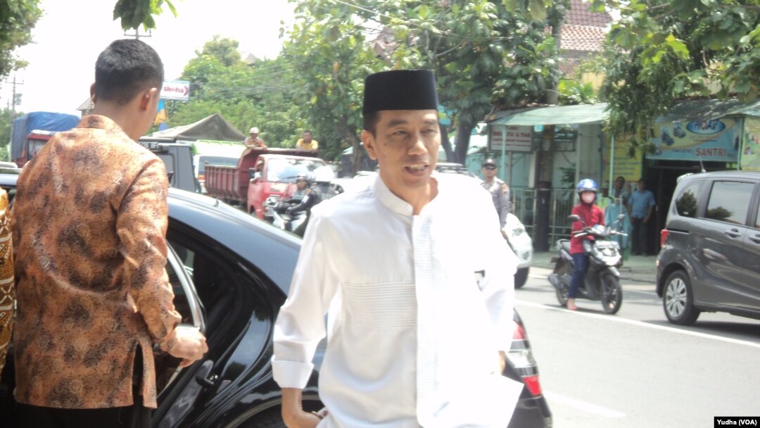 Presiden Jokowi sebelum memasuki masjid untuk sholat Jumat, 25 Desember 2015 (Foto: VOA/Yudha)