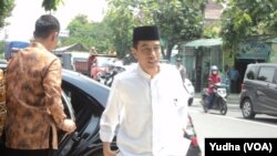 Presiden Jokowi sebelum memasuki masjid untuk sholat Jumat, 25 Desember 2015 (Foto: VOA/Yudha)