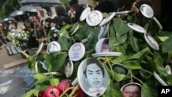 Potret orang-orang yang diduga menjadi korban pelanggaran HAM tampak tergantung di sebuah pohon dalam unjuk rasa memperingati Hari HAM Sedunia di Jakarta, 10 Desember 2009. (Foto: AP)