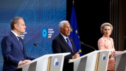 Presiden Dewan Eropa Antonio Costa (tengah) didampingi Presiden Komisi Eropa Ursula von der Leyen (kanan) dan Perdana Menteri Polandia Donald Tusk (kiri) di gedung Justus Lipsius di Brussels pada tanggal 3 Februari 2025. (JOHN THYS / AFP)