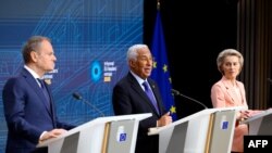 Presiden Dewan Eropa Antonio Costa (tengah) didampingi Presiden Komisi Eropa Ursula von der Leyen (kanan) dan Perdana Menteri Polandia Donald Tusk (kiri) di gedung Justus Lipsius di Brussels pada tanggal 3 Februari 2025. (JOHN THYS / AFP)