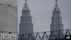 Logo 1MDB (1 Malaysia Development Berhad) di dekat Menara Kembar Petronas di Kuala Lumpur, Malaysia (Foto: dok).