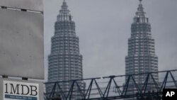 Logo 1MDB (1 Malaysia Development Berhad) dekat Menara Kembar Petronas Twin Towers di Tun Razak Exchange, Kuala Lumpur, Malaysia, 8 Juli 2015. (Foto: dok).