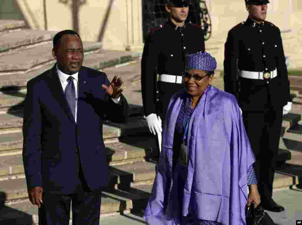 Le président du Niger, Mahamadou Issoufou, à gauche, arrive au palais Auberge de Castille à l&#39;occasion du sommet informel de l&#39;Union européenne et les dirigeants africains sur la migration à La Valette, Malte, 11 novembre 2015.&nbsp;