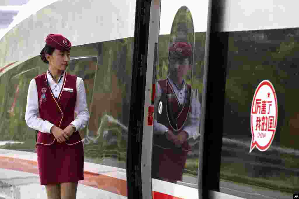 上海虹桥火车站，列车员站在最新的高速列车复兴号列车旁边。上海代表团是乘坐复兴号列车进北京开十九大的。据北京铁路局消息，京沪高铁&ldquo;复兴号&rdquo;按照350公里时速商业运营一个月以来，发送旅客46万人次，上座率高达96.4%。