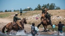 미 관세국경보호국(CBP) 요원들이 멕시코 시우다드 아쿠나에서 강을 건너 텍사스주 델리오로 넘어 오려는 아이티인들을 제지하고 있다.