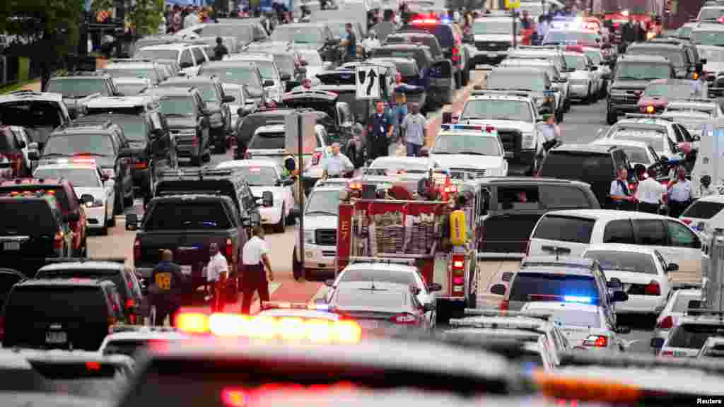 La police a bouclé pendant plus de deux heures le quartier de Navy Yard à la recherche d’un tireur embusqué présumé à Washington, le 2 juillet 2015