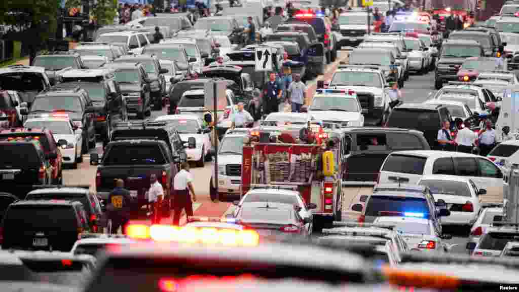 La police a bouclé pendant plus de deux heures le quartier de Navy Yard à la recherche d&rsquo;un tireur embusqué présumé à Washington, le 2 juillet 2015